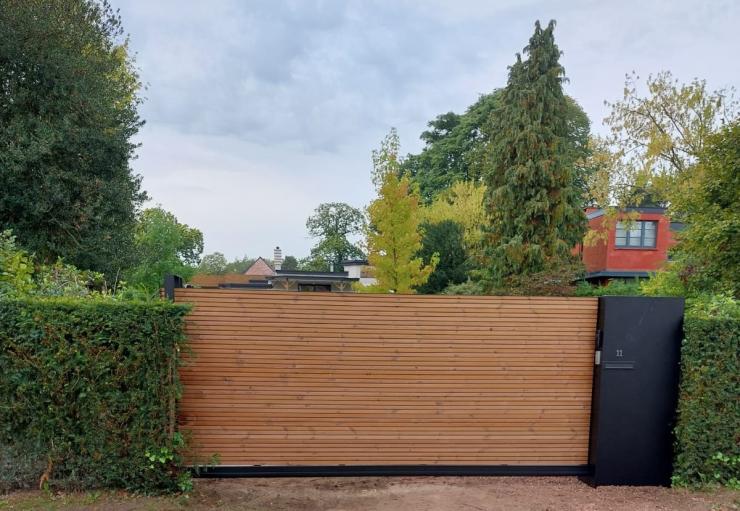 Zwart metalen brievenbus Xilta met padouk afwerking